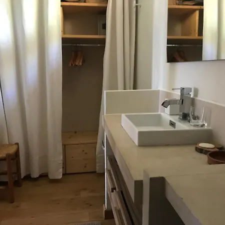 La Maison Rouge Dans Les Pins