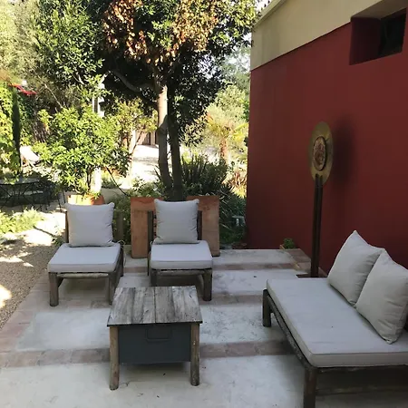 La Maison Rouge Dans Les Pins