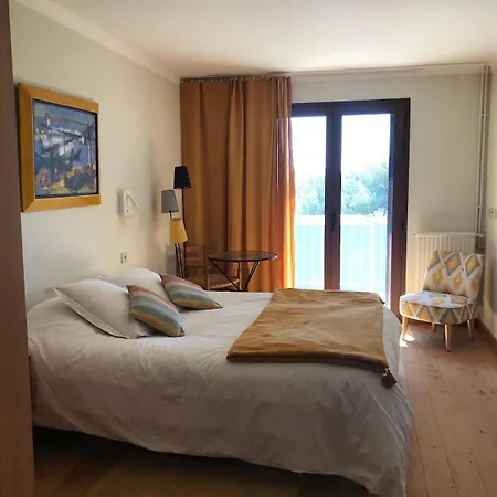 La Maison Rouge Dans Les Pins