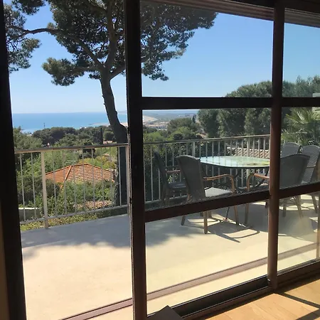 La Maison Rouge Dans Les Pins Sète